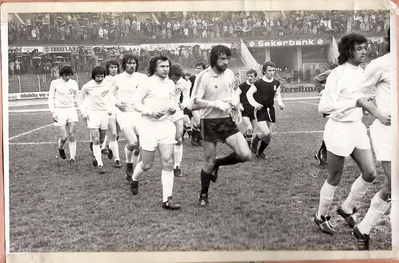 1975-1976 senesi Beşiktaş İnönü Stadyumu seremoniye çıkış... Maç 1-1 sonuçlandı...