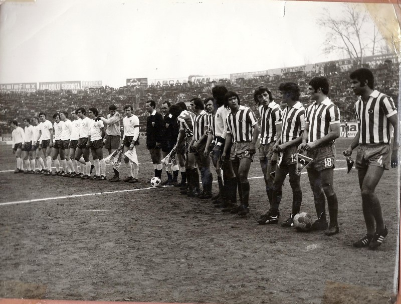 1975 senesi Dinomo Kiev Bursa'da...Kupa Galipleri Kupası 3.tur ilk maç öncesi seremoni...