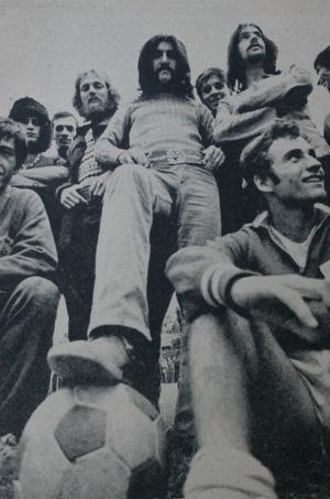 (Barış Manço'nun, 1971'de Bursaspor idman ziyaretinden bir fotoğraf karesi)