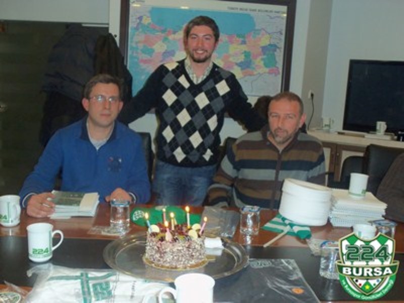 Uğur Hacıoğlu doğum günü pastasını üflerken...