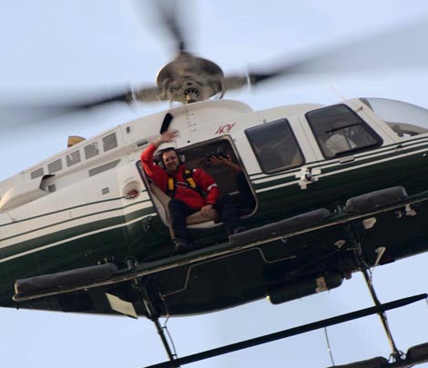 Bursalı fotoğrafçı Cumhur Aygün, alanda toplanıp rekor kıran vatandaşları helikopterden görüntüledi.